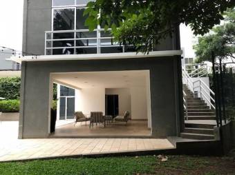 Se vende moderna casa con terraza y piscina en Colón de Mora 23-2593