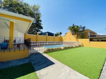 Se vende espaciosa casa con gran patio y piscina en San Vicente de Moravia  23-2594