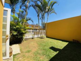 Se vende espaciosa casa con gran patio y piscina en San Vicente de Moravia  23-2594