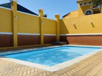 Se vende espaciosa casa con gran patio y piscina en San Vicente de Moravia  23-2594