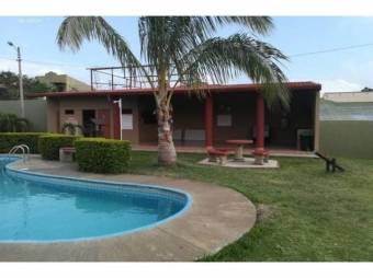 Se vende hermosa casa con gran zona verde y piscina en San Francisco de Heredia 23-1232