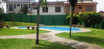 Se vende hermosa casa con gran zona verde y piscina en San Francisco de Heredia 23-1232