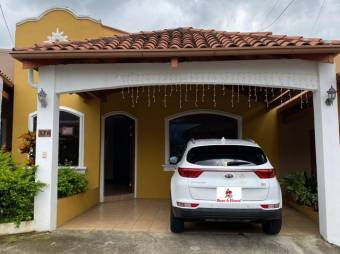 Se vende hermosa casa con gran zona verde y piscina en San Francisco de Heredia 23-1232