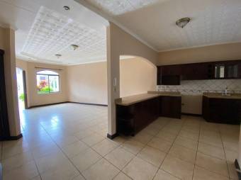 Se vende hermosa casa con gran zona verde y piscina en San Francisco de Heredia 23-1232