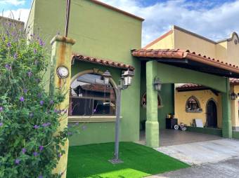 Se vende espaciosa casa con terraza y piscina en San Francisco de Heredia 23-1910