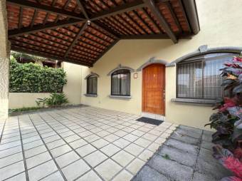 Se vende casa con terraza y piscina en San Francisco de Heredia 23-1923