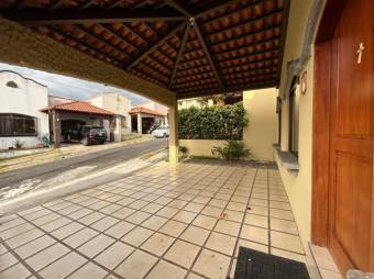 Se vende casa con terraza y piscina en San Francisco de Heredia 23-1923