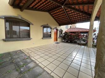 Se vende casa con terraza y piscina en San Francisco de Heredia 23-1923