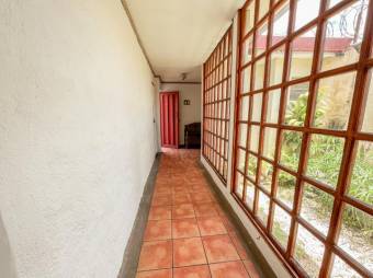 Se vende preciosa y espaciosa casa con patio en Santa Ana de Heredia 23-216