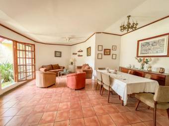 Se vende preciosa y espaciosa casa con patio en Santa Ana de Heredia 23-216