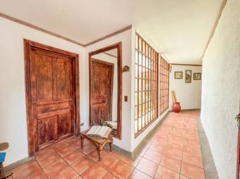 Se vende preciosa y espaciosa casa con patio en Santa Ana de Heredia 23-216