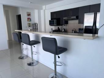 Se alquila apartamento en hermoso condominio con terraza y piscina en San Rafael de Escazú 23-2599