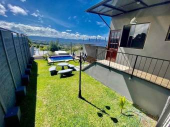 Se alquila hermosa casa con gran jardín y piscina en San Isidro de Heredia 23-2113