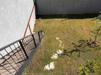 Se alquila hermosa casa con gran jardín y piscina en San Isidro de Heredia 23-2113