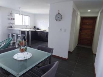 Se vende espacioso apartamento con terraza en San Francisco de San José 23-1654