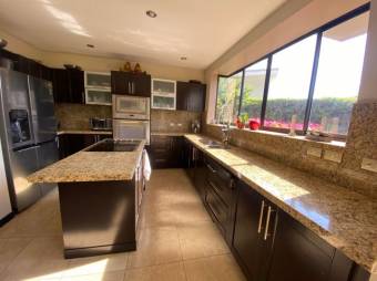 Se vende Hermosa y espaciosa casa con jardín y terraza en Ulloa de Heredia 23-1423