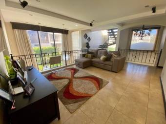 Se vende Hermosa y espaciosa casa con jardín y terraza en Ulloa de Heredia 23-1423