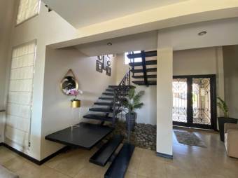 Se vende Hermosa y espaciosa casa con jardín y terraza en Ulloa de Heredia 23-1423