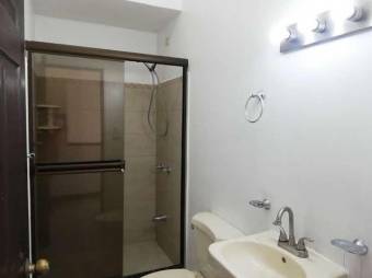 Se vende espaciosa casa con patio en Coyol de Alajuela 23-1085