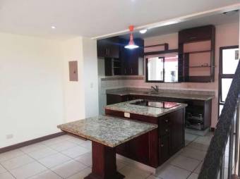 Se vende espaciosa casa con patio en Coyol de Alajuela 23-1085