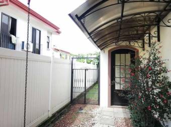 Se vende espaciosa casa con patio en Coyol de Alajuela 23-1085