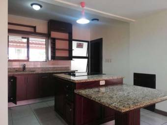 Se vende espaciosa casa con patio en Coyol de Alajuela 23-1085