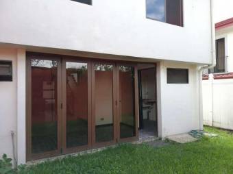 Se vende espaciosa casa con patio en Coyol de Alajuela 23-1085