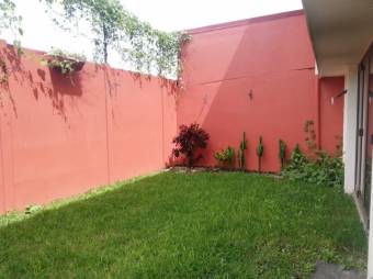 Se vende espaciosa casa con patio en Coyol de Alajuela 23-1085