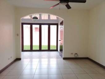 Se vende espaciosa casa con patio en Coyol de Alajuela 23-1085