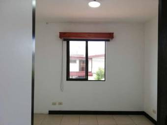 Se vende espaciosa casa con patio en Coyol de Alajuela 23-1085