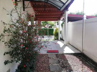 Se vende espaciosa casa con patio en Coyol de Alajuela 23-1085