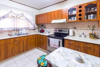 Se vende espaciosa casa en Alajuela Centro 23-453