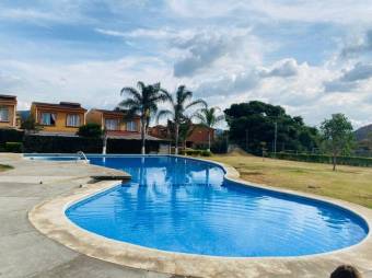 Se vende espaciosa casa con patio y piscina en Guácima de Alajuela 23-1295