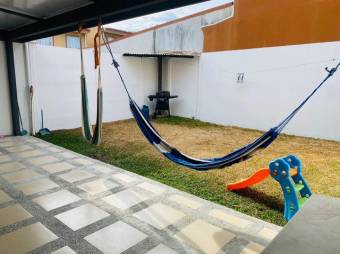 Se vende espaciosa casa con patio y piscina en Guácima de Alajuela 23-1295