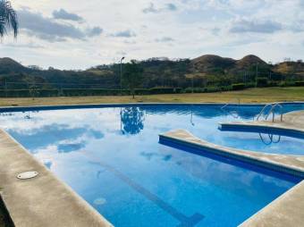 Se vende espaciosa casa con patio y piscina en Guácima de Alajuela 23-1295