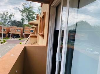 Se vende espaciosa casa con patio y piscina en Guácima de Alajuela 23-1295