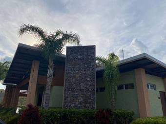 Se vende espaciosa casa con patio en Guácima de Alajuela 23-1295