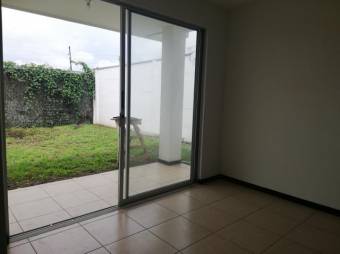 Se vende espaciosa casa con gran patio en San Antonio de Alajuela 23-2638