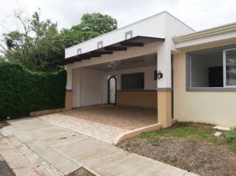 Se vende espaciosa casa con gran patio en San Antonio de Alajuela 23-2638