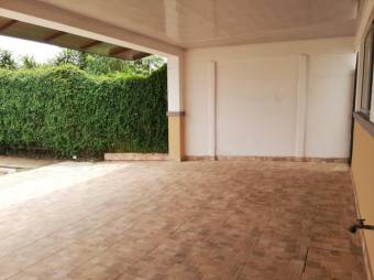 Se vende espaciosa casa con gran patio en San Antonio de Alajuela 23-2638