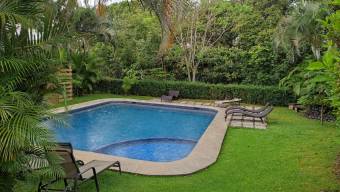 Se vende hermosa casa de lujo con piscina y terraza en Guácima de Alajuela  23-813