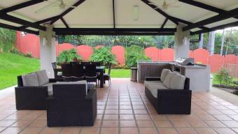 Se vende hermosa casa de lujo con piscina y terraza en Guácima de Alajuela  23-813