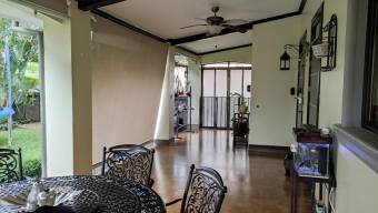 Se vende hermosa casa de lujo con piscina y terraza en Guácima de Alajuela  23-813