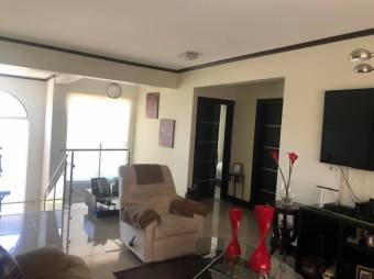 Se vende hermosa casa de lujo con piscina y terraza en Guácima de Alajuela  23-813