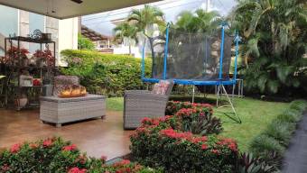 Se vende hermosa casa de lujo con piscina y terraza en Guácima de Alajuela  23-813