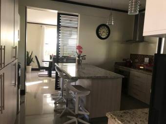 Se vende hermosa casa de lujo con piscina y terraza en Guácima de Alajuela  23-813