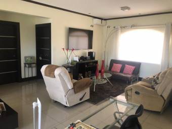 Se vende hermosa casa de lujo con piscina y terraza en Guácima de Alajuela  23-813