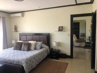 Se vende hermosa casa de lujo con piscina y terraza en Guácima de Alajuela  23-813