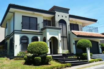 Se vende hermosa casa de lujo con piscina y terraza en Guácima de Alajuela  23-813