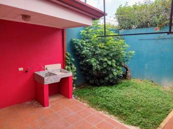 Se vende espaciosa casa con jardín en Jesús de Santa Barbara 23-798